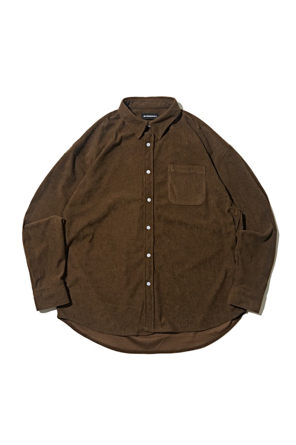 클래식한 멋을 담은 브라운 컬러의 코듀로이 세미 셔츠입니다. 부드러운 촉감의 두꺼운 코듀로이 소재로 제작되어 가을과 겨울에 따뜻하게 착용하기 좋습니다. 넉넉한 오버핏으로 편안한 착용감을 선사하며, 카라 디자인과 포켓 디테일이 클래식한 무드를 더합니다. 출근룩, 미니멀, 캐주얼 스타일 모두 소화 가능한 활용도 높은 아이템입니다.
