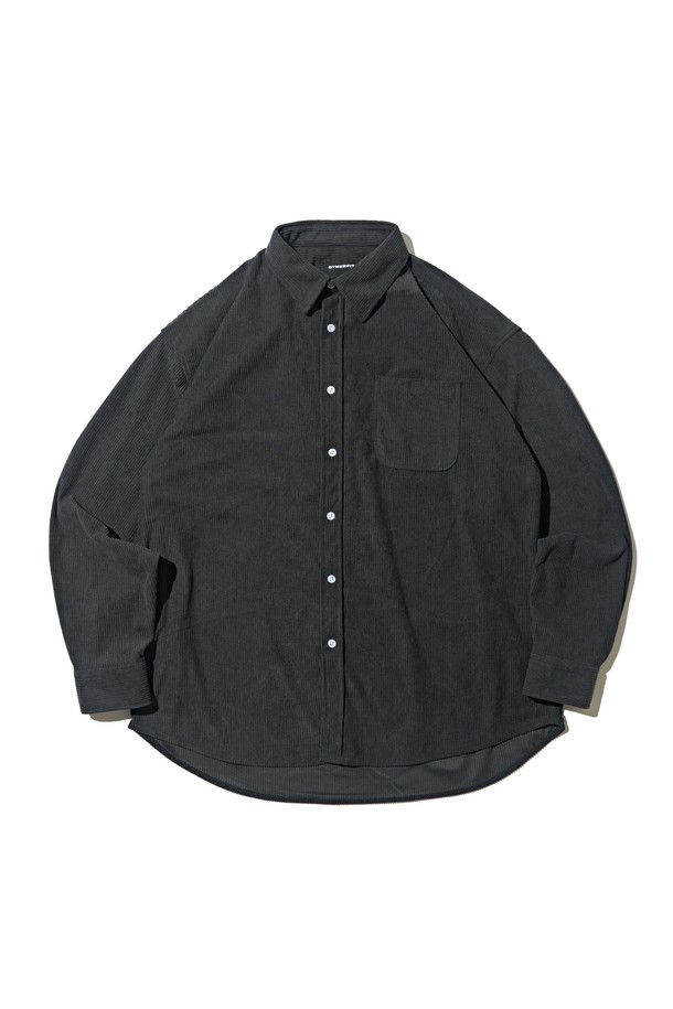 차분한 분위기를 연출하는 클래식 코듀로이 세미 셔츠 (차콜)입니다. 부드러운 촉감과 따뜻함을 선사하는 두꺼운 코듀로이 소재로 제작되어 가을, 겨울 시즌에 적합합니다. 차이나칼라와 레귤러핏 디자인으로 클래식하고 베이직한 스타일을 완성하며, 포켓 디테일로 실용성을 더했습니다. 출근룩 또는 비즈니스 캐주얼에 매치하여 미니멀하면서도 세련된 분위기를 연출할 수 있습니다. 긴소매 기장으로 다양한 스타일링이 가능한 남성 상의입니다.
