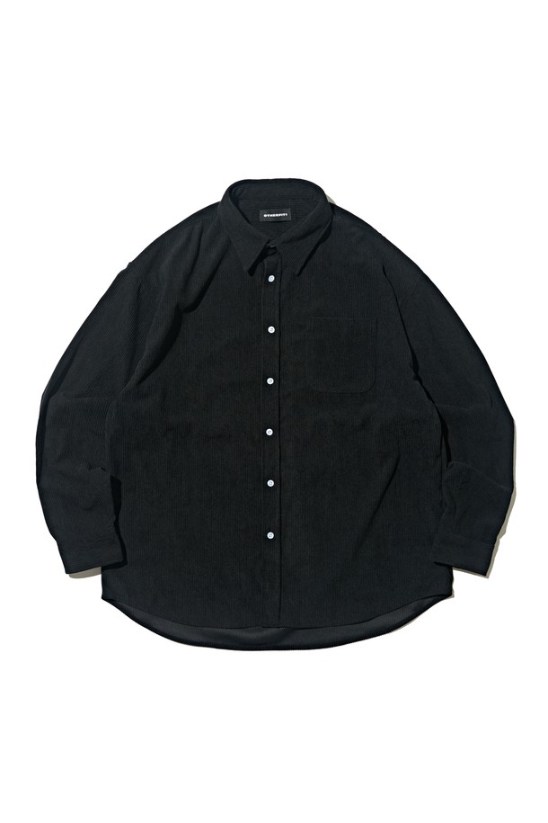 블랙 컬러의 클래식 코듀로이 세미 셔츠입니다. 부드러운 촉감의 코듀로이 소재로 제작되어 가을과 겨울에 따뜻하게 착용할 수 있습니다. 레귤러핏과 레귤러 기장으로 편안한 착용감을 선사하며, 버튼다운 디자인과 카라 디테일이 클래식한 분위기를 더합니다. 출근룩, 비즈니스 캐주얼, 모임룩 등 다양한 TPO에 활용 가능하며, 미니멀하고 베이직한 스타일을 연출하기 좋습니다. 무지 패턴으로 어떤 하의와도 쉽게 매치하여 스타일리시한 룩을 완성해보세요.
