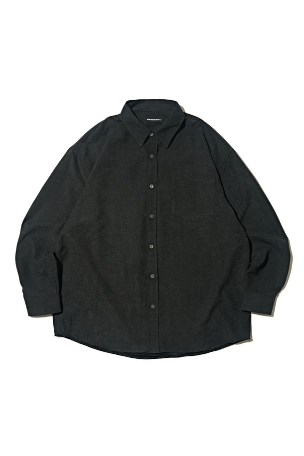 부드러운 스웨이드 소재로 제작된 블랙 컬러의 루즈핏 셔츠입니다. 봄, 가을에 어울리는 얇은 두께감과 긴 소매 기장으로 간절기 날씨에 적합합니다. 차이나 칼라 디자인과 버튼 여밈 방식으로 클래식하면서도 캐주얼한 스타일을 연출합니다. 베이직하고 미니멀한 무드로 다양한 룩에 활용하기 좋으며, 편안한 착용감을 선사합니다. 데일리룩으로 활용하기 좋은 아이템입니다.
