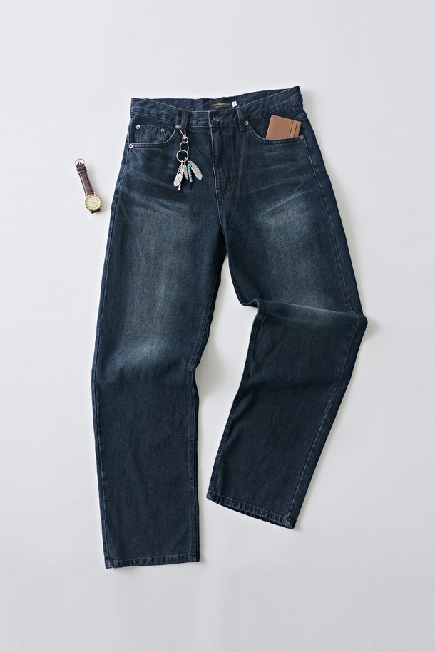 크래크 워싱 세미 와이드 데님 (진청)은 베이직하고 캐주얼한 스타일을 선호하는 분들을 위한 데님 팬츠입니다. 자연스러운 실루엣을 연출하며, 봄, 여름, 가을 세 계절 모두 활용 가능합니다. 진청 컬러에 크래크 워싱 디테일이 더해져 빈티지한 무드를 자아냅니다. 부드러운 촉감의 데님 소재로 편안하게 착용할 수 있으며, 동네 마실룩이나 쇼핑룩 등 편안한 일상에 잘 어울립니다. 세미 와이드 핏과 스트레이트 핏으로 제작되어 캐주얼하고 미니멀한 스타일을 연출하기 좋습니다.
