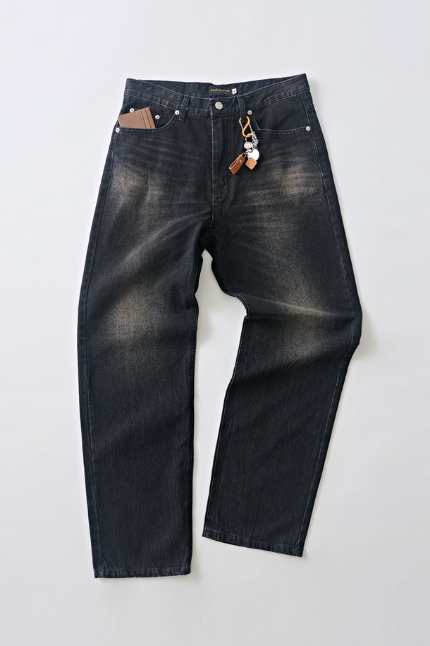 세미 와이드 핏의 스트릿 데님 팬츠입니다. 뻣뻣한 촉감의 두꺼운 데님 소재로 제작되어 빈티지한 스타일을 연출합니다. 무지 디자인과 스트레이트 핏으로 어떤 상의에도 잘 어울립니다. 일상복으로 활용하기 좋으며, 캐주얼, 클래식, 미니멀 스타일을 즐겨 입는 분들께 추천합니다. 워싱 가공으로 자연스러운 멋을 더했습니다.
