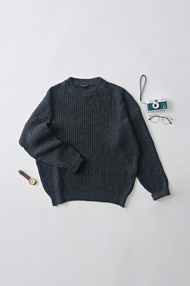 보카시 블렌드 라운드 니트 (차콜)는 부드러운 촉감의 비스코스, 폴리에스터 혼방 소재로 제작되어 편안한 착용감을 선사합니다. 차콜 컬러의 포슬포슬한 보카시(보카시) 패턴이 은은한 멋을 더하며, 라운드넥과 긴소매 디자인으로 깔끔한 실루엣을 연출합니다. 데일리룩, 집콕룩, 카페룩 등 다양한 TPO에 활용 가능한 실용적인 아이템입니다. 미니멀, 클래식, 캐주얼 스타일을 즐기는 분들께 추천하며, 단독 또는 이너로 활용하여 다양한 스타일을 연출할 수 있습니다. 유연한 핏으로 편안하게 착용 가능하며, 적당한 두께감으로 간절기부터 활용하기 좋습니다.
