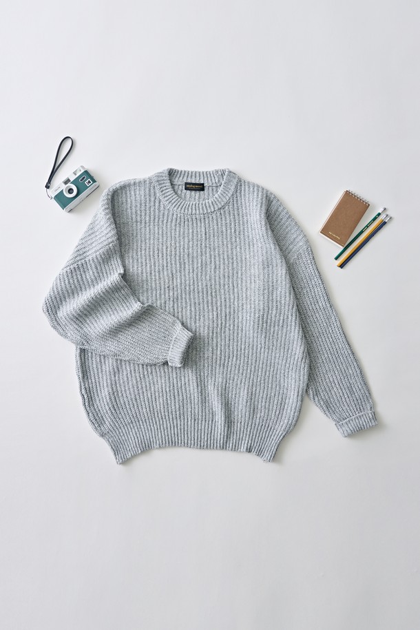 보카시 블렌드 라운드 니트 (그레이)는 부드러운 촉감의 비스코스, 폴리에스테르 혼방 소재로 제작되어 가을, 겨울 시즌에 적합합니다. 중간 두께감의 레귤러핏 니트로, 라운드넥 디자인과 긴소매로 베이직하고 미니멀한 스타일을 연출합니다. 데일리룩 연출에 용이하며, 레이어드하여 다양한 스타일을 소화할 수 있습니다. 보카시 패턴이 은은하게 돋보이며, 신축성이 있어 편안한 착용감을 선사합니다. 겨울 데일리룩에 클래식하고 캐주얼한 무드를 더해 보세요.
