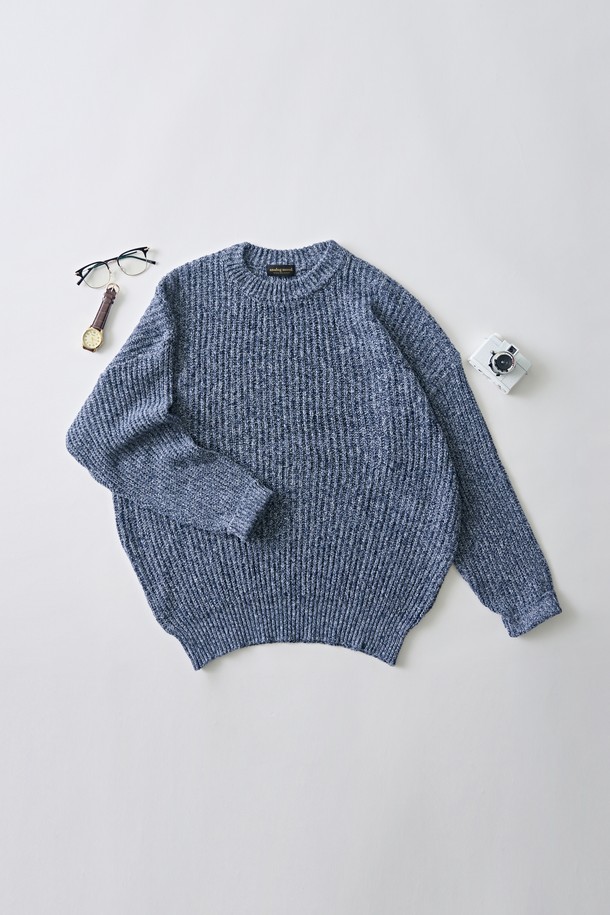 보카시 블렌드 라운드 니트 (블루)는 울과 아크릴 혼방 소재로 제작되어 부드러운 촉감을 선사하는 남녀 공용 니트입니다. 가을과 겨울에 어울리는 두꺼운 두께감으로 따뜻하게 착용할 수 있으며, 레귤러 핏과 라운드넥 디자인으로 편안한 착용감을 제공합니다. 베이직한 스타일의 보카시 패턴이 특징이며, 클래식, 미니멀, 캐주얼 등 다양한 스타일에 활용할 수 있습니다. 긴소매 기장으로 간결하고 깔끔한 실루엣을 연출합니다.
