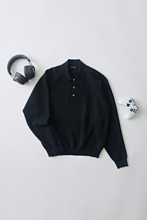 **하찌 버튼업 카라 니트 (블랙)**

부드러운 촉감과 은은한 하찌 패턴이 돋보이는 블랙 컬러의 카라 니트입니다. 봄, 가을 시즌에 활용하기 좋은 중간 두께감으로, 레이온, 나일론, 스판덱스 혼방 소재로 제작되어 편안한 착용감을 선사합니다. 루즈핏으로 활동성을 높였으며, 버튼업 디자인과 긴 소매 기장으로 다양한 스타일 연출이 가능합니다. 미니멀, 베이직한 디자인으로 데이트룩, 카페룩 등 어떤 TPO에도 잘 어울립니다.
