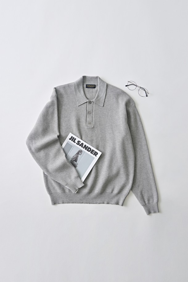 부드러운 울 소재의 하찌 짜임으로 포근함을 더한 그레이 컬러의 버튼업 카라 니트입니다. 가을, 겨울 시즌에 어울리는 두꺼운 두께감으로 따뜻하게 착용 가능하며, 레귤러 핏으로 편안한 착용감을 선사합니다. 캐주얼 및 클래식 스타일 모두 소화 가능한 베이직한 디자인으로, 출근룩이나 모임룩 등 다양한 TPO에 활용하기 좋습니다. 버튼 디테일이 포인트로, 미니멀한 무드를 연출합니다. 긴 소매 기장과 카라 디자인으로 세련된 느낌을 더했습니다.
