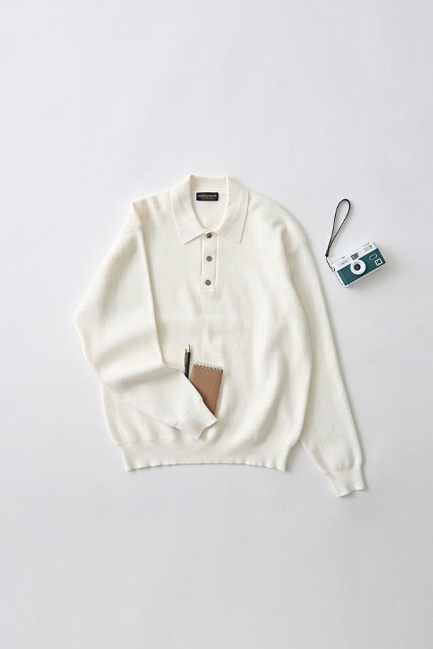 아이보리 컬러의 하찌 버튼업 카라 니트입니다. 부드러운 촉감의 니트 소재로 제작되어 봄, 가을 시즌에 착용하기 좋습니다. 베이직하고 클래식한 디자인으로 데이트룩, 모임룩, 미니멀, 캐주얼 등 다양한 스타일 연출에 활용할 수 있습니다. 레귤러핏에 긴 소매 기장으로 편안하게 착용 가능하며, 카라넥과 버튼 디테일이 포인트입니다. 중간 두께감으로 간절기 날씨에 적합하며, 활용도 높은 여성 상의입니다.
