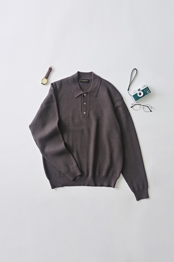 차분한 분위기의 차콜 컬러가 돋보이는 하찌 버튼업 카라 니트입니다. 울과 아크릴 혼방 소재로 제작되어 부드러운 촉감과 따뜻함을 선사하며, 가을과 겨울에 활용하기 좋습니다. 베이직하고 캐주얼한 스타일로 다양한 룩에 매치하기 좋으며, 레귤러 핏과 긴 소매 기장으로 편안함을 더했습니다. 하찌 조직과 버튼 디테일이 포인트로, 밋밋함을 덜어 세련된 느낌을 줍니다.
