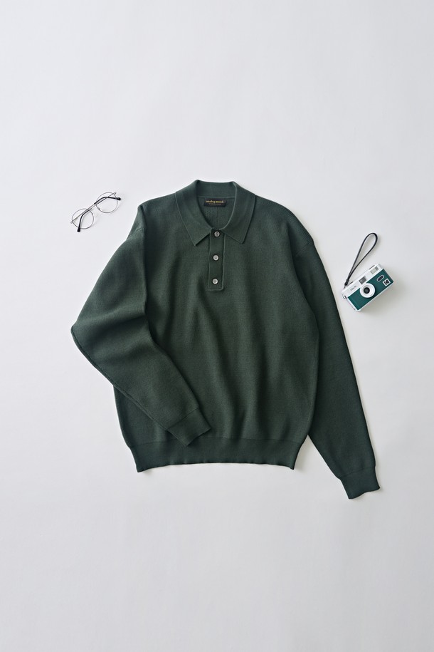 따뜻하고 포근한 분위기의 하찌 버튼업 카라 니트 (카키)입니다. 가을, 겨울 시즌 데일리룩에 활용하기 좋은 베이직하고 캐주얼한 스타일의 니트입니다. 부드러운 촉감의 두꺼운 하찌 니트 소재로 제작되어 보온성을 높였습니다. 넉넉한 레귤러핏에 카라 디자인과 버튼업 디테일이 더해져 클래식하고 미니멀한 무드를 연출합니다. 긴 소매 기장과 크롭 기장으로 다양한 하의와 매치하여 개성 있는 스타일을 완성할 수 있습니다.
