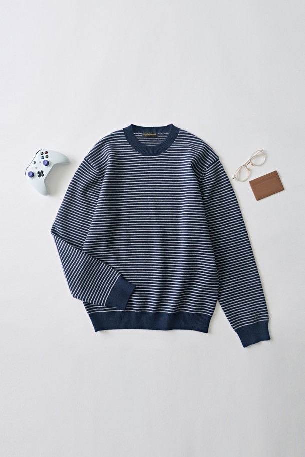 네이비 컬러의 스트라이프 라운드 웜 니트입니다. 쌀쌀한 가을, 겨울철 데일리룩에 활용하기 좋은 캐주얼하고 베이직한 스타일의 제품입니다. 부드러운 니트 소재로 제작되었으며, 두꺼운 두께감으로 따뜻하게 착용할 수 있습니다. 레귤러핏에 긴 소매, 라운드넥 디자인으로 편안한 착용감을 제공합니다. 크롭 기장과 스트라이프 패턴이 특징이며, 다양한 하의와 매치하여 클래식하고 미니멀한 룩을 연출할 수 있습니다.
