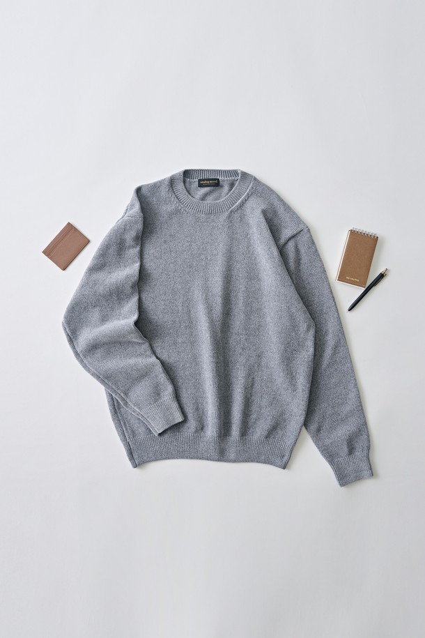 부드러운 촉감이 돋보이는 벨로아 클래식 라운드 니트 (그레이)입니다. 모달, 폴리에스테르, 아크릴 혼방 소재로 제작되어 가볍고 편안한 착용감을 선사합니다. 릴랙스 핏과 라운드넥 디자인으로 일상 속 편안함을 더하며, 가을, 겨울 시즌 데일리룩에 활용하기 좋습니다. 베이직하고 클래식한 스타일로 다양한 하의와 매치하여 미니멀하고 세련된 룩을 연출해보세요. 심플한 디자인과 클린한 실루엣으로 어떤 스타일에도 잘 어울립니다.
