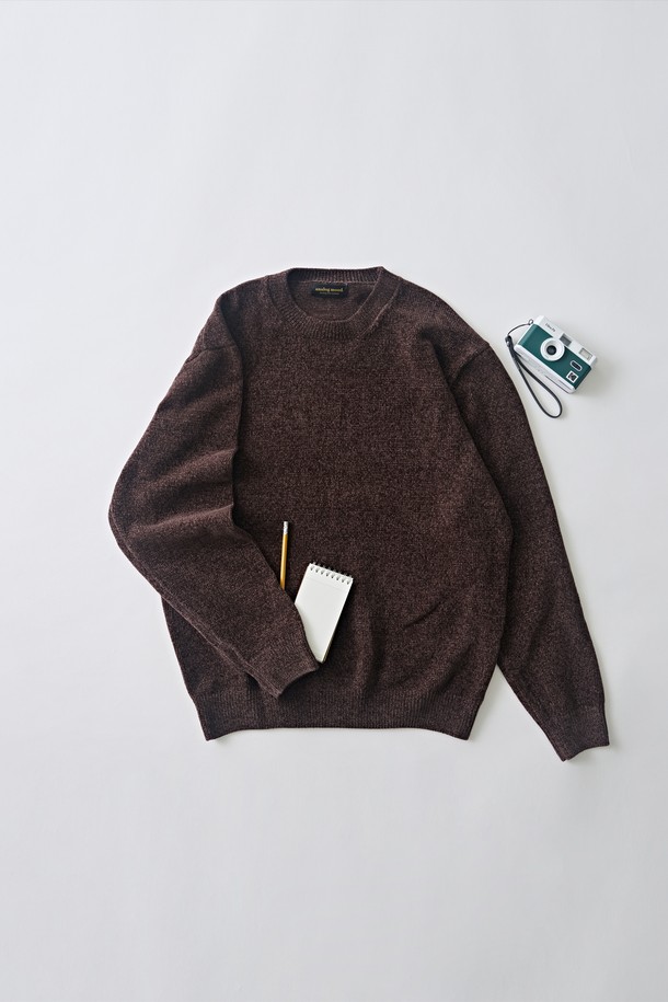 벨로아 클래식 라운드 니트 (브라운)는 가을, 겨울 시즌에 어울리는 여성 니트 스웨터입니다. 모달 54%, 폴리에스터 26%, 아크릴 20% 혼방 소재로 제작되어 부드러운 촉감을 선사하며 릴렉스 핏으로 편안하게 착용할 수 있습니다. 라운드넥 디자인에 무지 패턴으로 클래식하고 베이직한 스타일을 연출하며, 얇은 두께로 레이어드하여 다양한 스타일을 연출하기 좋습니다. 데일리룩이나 미니멀한 스타일을 즐겨 입는 분들께 추천하며, FREE 사이즈로 제작되었습니다. 긴 소매 기장으로 따뜻함을 더했습니다.
