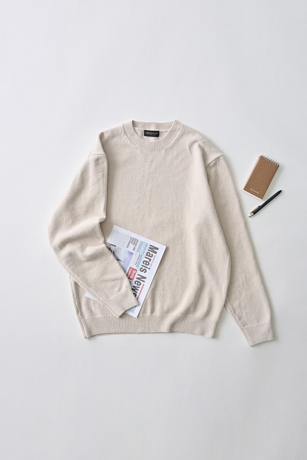 벨로아 클래식 라운드 니트 (오트밀)는 부드러운 촉감의 벨로아 원단을 사용하여 포근함을 선사하는 겨울철 데일리룩을 위한 니트입니다. 클래식하고 미니멀한 스타일을 연출하며, 라운드 넥과 레귤러핏으로 편안하게 착용할 수 있습니다. 면, 울, 나일론, 레이온, 폴리에스테르, 아크릴 등 다양한 소재가 혼방되어 보온성을 높였습니다. 오트밀 컬러의 무지 디자인으로 어떤 옷에도 쉽게 매치할 수 있으며, 두꺼운 두께감으로 따뜻하게 착용 가능합니다. 긴 소매 기장의 레귤러 기장 니트입니다.
