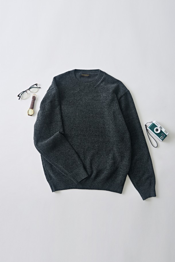 차분하고 세련된 무드의 벨로아 클래식 라운드 니트 (차콜)입니다. 부드러운 벨로아 소재로 제작되어 포근하고 고급스러운 촉감을 선사하며, 가을/겨울 시즌에 따뜻하게 착용하기 좋습니다. 레귤러 핏과 라운드넥 디자인으로 어떤 스타일에도 잘 어울리며, 베이직하고 클래식한 매력을 더합니다. 특히, 겨울 데일리룩에 활용하기 좋은 아이템입니다.
