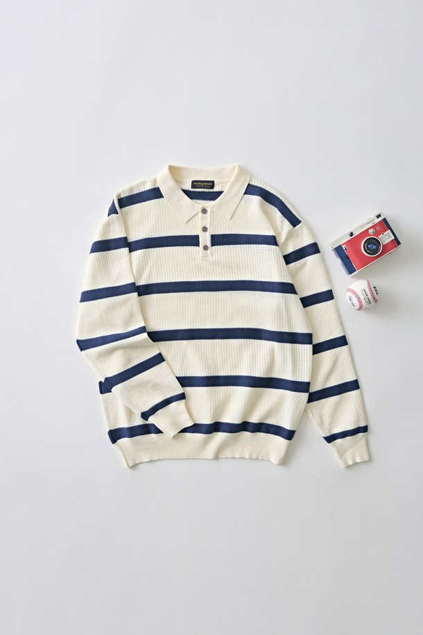 모던 단가라 스트라이프 니트 (화이트)는 부드러운 촉감이 돋보이는 릴랙스핏 니트입니다. 비스코스, 폴리에스테르, 나일론 혼방 소재로 제작되어 봄, 가을에 적합하며, 신축성 있는 소재로 편안한 착용감을 선사합니다. 깔끔한 실루엣과 베이직한 디자인은 데이트룩, 카페룩, 모임룩 등 다양한 TPO에 활용 가능하며, 단독으로도 멋스러운 스타일을 연출할 수 있습니다. 클래식, 미니멀, 캐주얼 스타일을 즐겨 입는 분들께 추천합니다. 긴 소매 카라넥 디자인에 화이트와 네이비 컬러의 스트라이프 패턴이 포인트를 더합니다.
