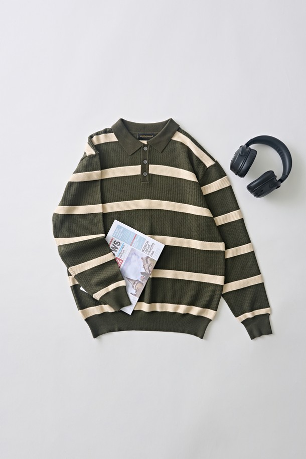 모던한 감각의 카키 컬러 단가라 스트라이프 니트입니다. 부드러운 촉감의 니트 소재로 제작되어 가을, 겨울철 따뜻하게 착용하기 좋습니다. 레귤러 핏에 폴로넥 디자인으로 캐주얼하면서도 클래식한 분위기를 연출하며, 출근룩과 모임룩 모두 활용 가능합니다. 골지 디테일이 더해져 밋밋함을 덜고 스타일리시함을 더했습니다. 긴 소매 기장으로 간절기부터 한겨울까지 폭넓게 활용할 수 있는 아이템입니다.
