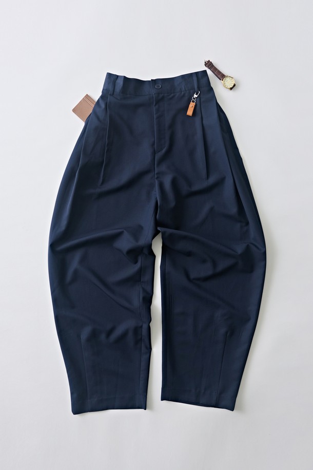 네이비 컬러의 울 블랜드 벌룬 슬랙스는 가을, 겨울 시즌의 클래식한 무드를 연출해 줍니다. 넉넉한 루즈핏과 벌룬핏 디자인으로 편안하면서도 스타일리시한 핏을 제공합니다. 두꺼운 울 소재로 제작되어 보온성이 뛰어나며, 데일리룩과 출근룩, 비즈니스 캐주얼 스타일 모두 소화 가능합니다. 미니멀한 디자인으로 다양한 상의와 매치하기 용이하며, 유행을 타지 않는 클래식한 매력을 선사합니다.
