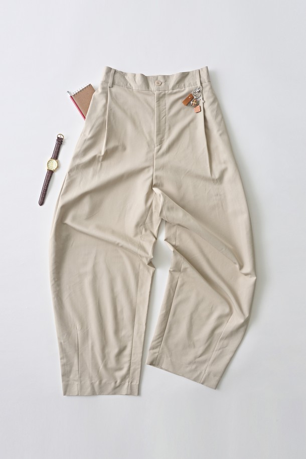 베이직한 디자인으로 데일리하게 즐겨 입기 좋은 울 블랜드 벌룬 슬랙스입니다. 부드러운 촉감의 울(4%) 혼방 소재로 제작되어 편안한 착용감을 선사하며, 자연스러운 드레이프성이 특징입니다. 텍스타일 60%, 레이온 34%, 스판덱스 2%의 혼용률로 제작되어 활동성을 높였습니다. 넉넉한 와이드 핏과 롱 기장으로 트렌디한 스타일을 연출하며, 미니멀, 클래식, 시크 스타일을 즐겨 입는 여성분들께 추천합니다. 출근룩과 오피스룩에 활용하기 좋은 베이직 슬랙스입니다.
