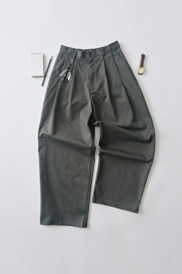 차분한 분위기의 코튼 핀턱 밴딩 슬랙스 (차콜)입니다. 부드러운 면 소재로 제작되어 편안한 착용감을 선사하며, 봄, 가을 시즌에 활용하기 좋습니다. 핀턱 디테일이 더해져 캐주얼하면서도 클래식한 무드를 연출합니다. 허리 밴딩으로 활동성을 높였으며, 레귤러핏으로 누구나 부담 없이 착용 가능합니다. 일상, 출근룩 등 다양한 TPO에 활용할 수 있는 베이직한 디자인의 슬랙스입니다.
