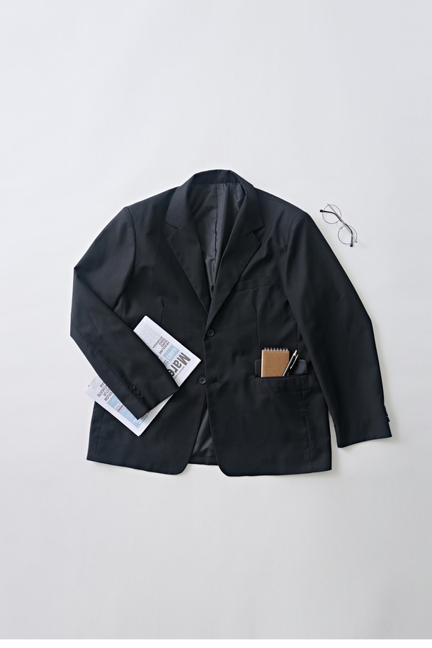 빅대디 오버사이즈 블레이저 (블랙)는 일상과 포멀한 자리 모두에 어울리는 클래식 스타일의 블레이저입니다. 부드러운 촉감의 폴리에스테르와 레이온 혼방 소재로 제작되었으며, 오버핏 실루엣과 싱글 버튼 여밈으로 편안하면서도 세련된 분위기를 연출합니다. 테일러드 칼라와 내추럴 숄더라인, 소프트 실루엣이 특징이며 FREE 사이즈로 폭넓은 체형에 적합합니다. 오피스룩, 비즈니스 캐주얼, 모임룩 등 다양한 TPO에 활용하여 미니멀하고 시크한 스타일을 완성해보세요. 긴 소매 기장으로 간절기에도 유용하게 착용할 수 있습니다.
