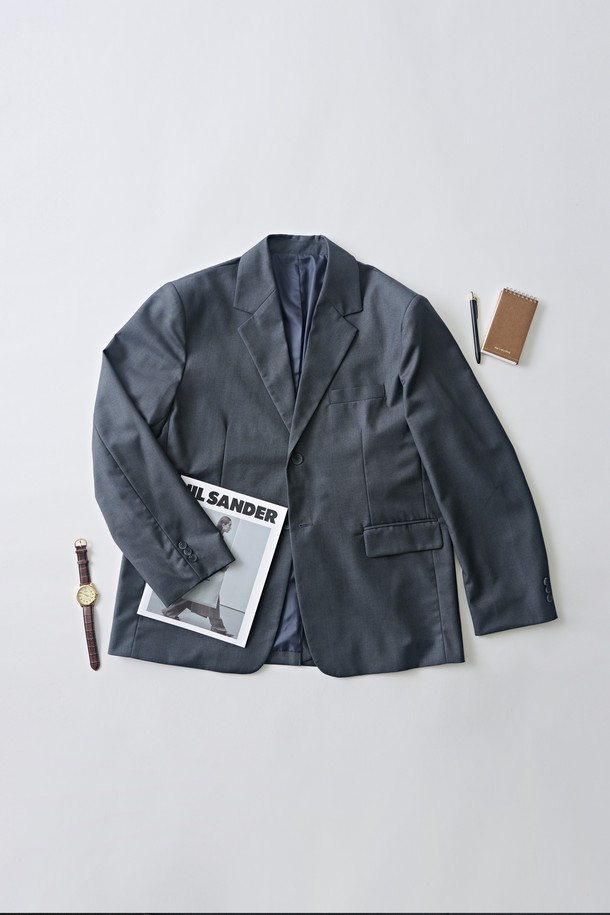 빅대디 오버사이즈 블레이저 (차콜)는 클래식한 무드의 오버핏 블레이저입니다. 차콜 컬러의 무지 디자인으로, 일상과 포멀한 자리 모두 잘 어울립니다. 부드러운 촉감의 폴리에스테르와 레이온 혼방 소재에 내추럴 숄더라인과 테일러드 칼라, 클린컷 디자인으로 세련됨을 더했습니다. 긴 소매 기장으로 제작되었으며, 오피스룩, 비즈니스 캐주얼, 모임룩 등 다양한 TPO에 활용할 수 있습니다. 미니멀하고 시크한 스타일을 연출하기에 좋습니다.
