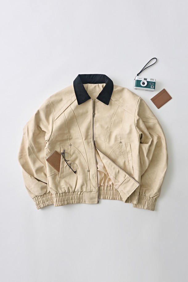 빈티지 감성을 더한 베이지 컬러의 워크 재킷입니다. 봄, 가을 간절기에 활용하기 좋은 루즈핏으로, 편안한 착용감을 선사합니다. 폴리에스터 소재로 제작되어 부드러운 촉감을 느낄 수 있으며, 리벳 디테일과 밑단 밴딩, 배색 카라가 디자인의 포인트를 더합니다. 캐주얼한 스타일을 연출하기에 좋으며, 일상복으로 활용하기에 적합합니다. 집업 스타일로 간편하게 입고 벗을 수 있습니다.
