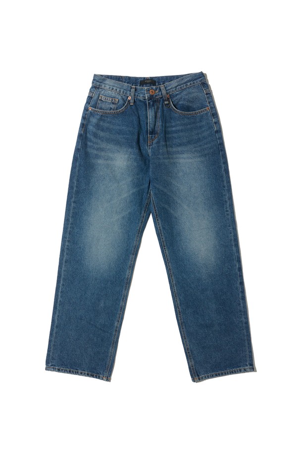 빈티지 워싱 데님 팬츠 (중청)는 캐주얼하고 미니멀한 스타일을 추구하는 남성분들을 위한 데님 팬츠입니다. 봄, 여름, 가을, 계절에 숏 기장으로 시원하게 착용 가능하며, 데이트룩과 여행룩에 활용하기 좋습니다. 워싱 가공으로 빈티지한 매력을 더했으며, 레귤러핏으로 편안한 착용감을 선사합니다. 뻣뻣한 촉감의 무지 데님 소재로 제작되었습니다.
