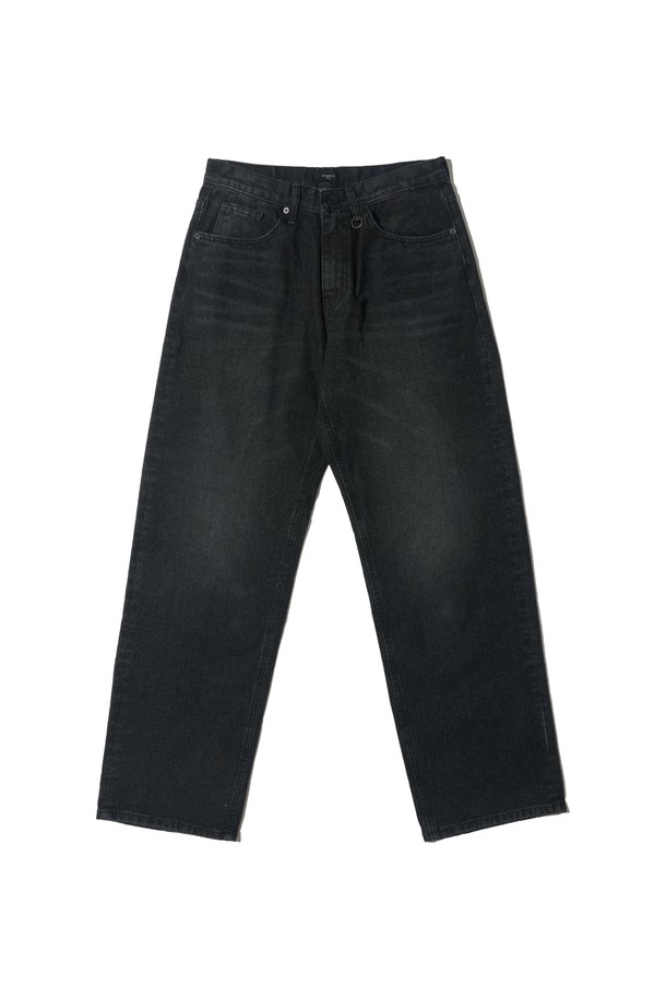 빈티지 워싱 데님 팬츠(흑청)는 캐주얼하고 빈티지한 스타일을 즐기는 분들을 위한 레귤러핏 데님 팬츠입니다. 흑청 컬러의 데님 소재에 워싱 가공을 더해 자연스러운 멋을 연출하며, 봄, 여름, 가을 3계절 모두 착용 가능합니다. 데이트룩, 출근룩 등 다양한 TPO에 활용 가능하며, 미니멀, 클래식 스타일과도 잘 어울립니다. 무지 디자인으로 어떤 상의와도 매치하기 용이하며, 활동성을 고려한 레귤러핏으로 편안한 착용감을 제공합니다.
