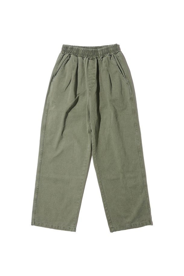 부드러운 면 소재로 제작되어 편안한 착용감을 선사하는 바이오 원턱 와이드 카키색 반바지입니다. 얇은 두께감과 루즈핏으로 제작되어 봄, 여름, 가을 쾌적하게 착용 가능하며, 베이직하고 캐주얼한 스타일을 연출합니다. 허리 밴딩과 원턱 디테일이 편안함과 활동성을 더하며, 여행룩, 캠핑룩 등 다양한 TPO에 활용하기 좋습니다. 미니멀, 캐주얼, 클래식한 스타일을 즐겨 입는 분들께 추천합니다.
