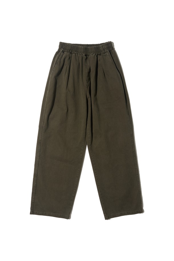 부드러운 면 소재로 제작되어 편안한 착용감을 선사하는 바이오 원턱 와이드 코튼 팬츠입니다. 브라운 컬러의 무지 디자인으로 어떤 상의에도 잘 어울려 데일리룩으로 활용하기 좋습니다. 얇은 두께감과 루즈핏으로 봄, 여름, 가을 시즌에 시원하고 편안하게 착용할 수 있습니다. 허리 밴딩 처리와 원턱 디테일로 활동성을 높였으며, 캐주얼 및 미니멀 스타일을 연출하기 좋습니다.
