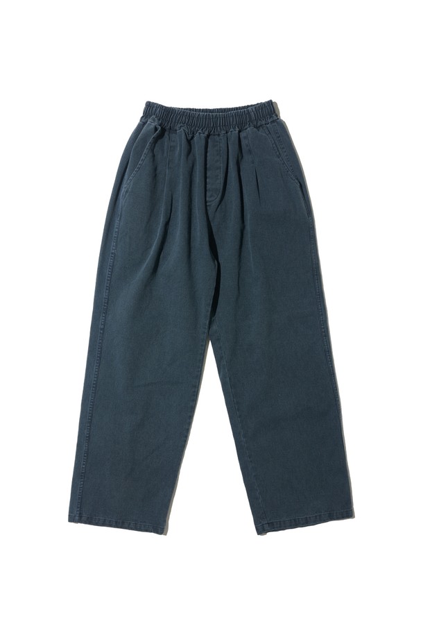 네이비 색상의 바이오 원턱 와이드 코튼 팬츠입니다. 면 소재로 제작되어 부드러운 촉감을 선사하며, 봄, 가을에 착용하기 좋습니다. 루즈핏의 와이드한 실루엣과 원턱 디테일이 특징이며, 베이직하고 캐주얼한 스타일을 연출합니다. 출근룩이나 비즈니스 캐주얼에도 활용하기 좋은 아이템입니다. 무지 디자인으로 다양한 상의와 매치하기 용이합니다.
