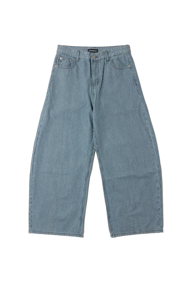 산뜻한 블루 컬러의 스트라이프 세미 와이드 벌룬 팬츠입니다. 캐주얼하고 미니멀한 스타일로, 봄과 여름 시즌에 산책룩으로 활용하기 좋습니다. 와이드 핏과 벌룬 실루엣이 편안하면서도 스타일리시한 매력을 선사합니다. 다양한 상의와 매치하여 개성 있는 룩을 연출해보세요. 일상에서 편안하게 즐겨 입을 수 있는 매력적인 바지입니다.
