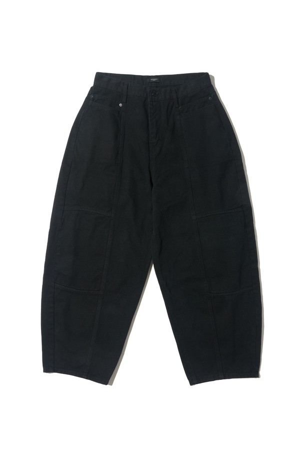 블랙 컬러의 절개 포인트 웨스턴 벌룬 팬츠입니다. 봄, 여름, 가을 시즌에 활용하기 좋은 긴 기장의 바지로, 캐주얼, 미니멀, 시크 스타일을 연출할 수 있습니다. 루즈핏 벌룬핏으로 편안한 착용감을 선사하며, 절개 디테일이 돋보이는 디자인입니다. 다양한 상의와 매치하여 웨스턴 무드를 즐길 수 있습니다. 데일리룩에 포인트를 더해보세요.
