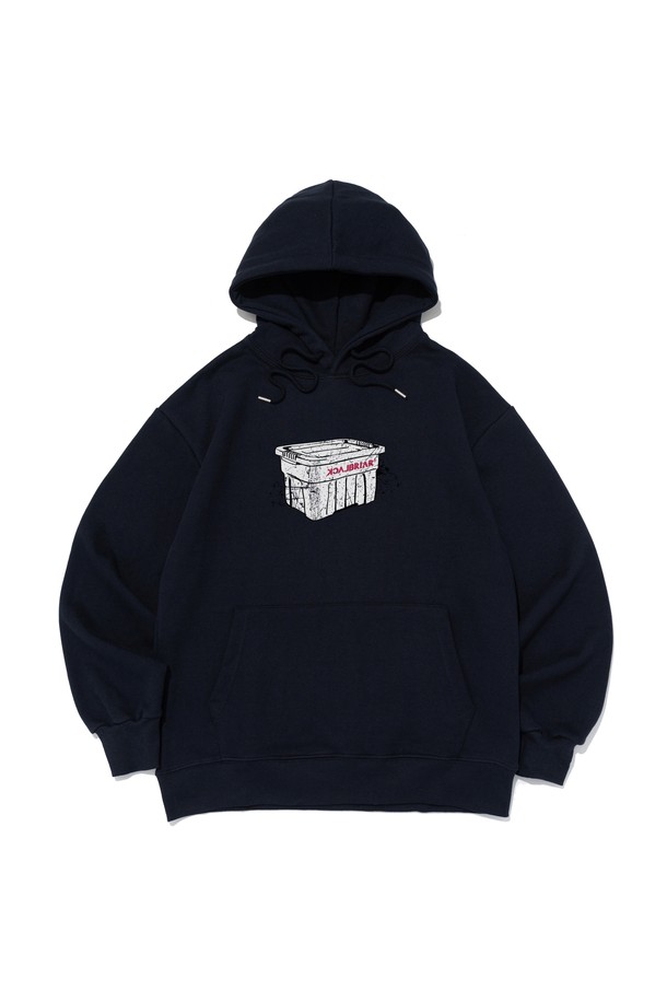 **[기모선택] 캠핑 컨테이너 프린팅 후드 티셔츠 (네이비)**

캠핑과 일상에서 활용하기 좋은 네이비 컬러의 후드 티셔츠입니다. 캐주얼하고 스포티한 스타일을 연출하며, 가을과 겨울에 따뜻하게 입을 수 있도록 기모 안감으로 제작되었습니다. 넉넉한 레귤러핏에 긴소매 기장으로 활동성을 높였으며, 부드러운 촉감이 특징입니다. 컨테이너 프린팅 디자인으로 포인트를 주어 개성 있는 캠핑룩을 완성할 수 있습니다. 두꺼운 두께감으로 보온성을 더했습니다.
