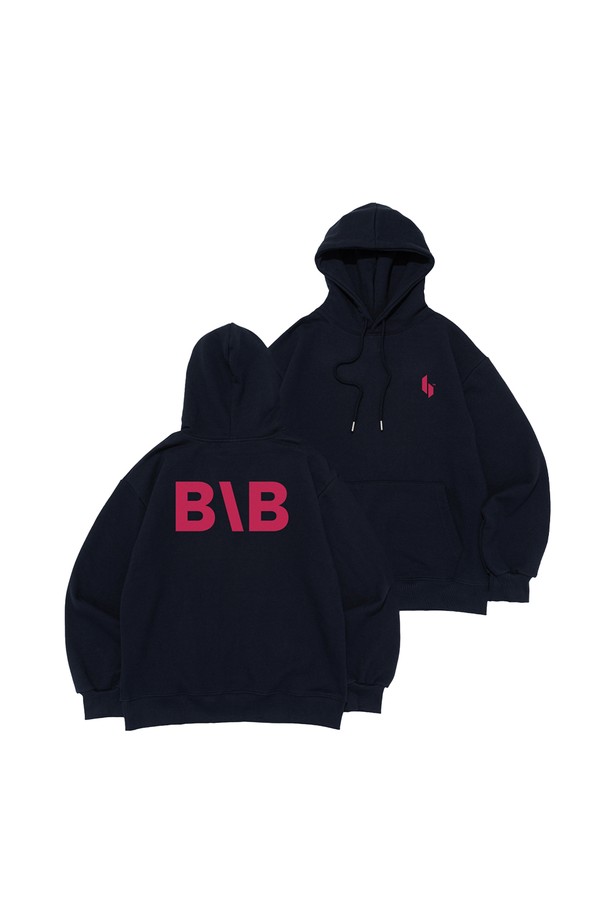 네이비 색상의 '[기모선택] BB 아이덴티티 심볼 로고 후드 티셔츠'입니다. 부드러운 촉감의 면 소재에 안감 기모를 더해 가을, 겨울철 따뜻하게 착용할 수 있습니다. 캐주얼, 스포티 스타일의 레귤러핏 후드 티셔츠로, BB 아이덴티티 심볼 로고가 디자인의 포인트입니다. 필요에 따라 기모 선택이 가능하여, 더욱 폭넓은 활용성을 자랑합니다. 일상생활에서 편안하고 스타일리시하게 연출하기 좋은 아이템입니다.
