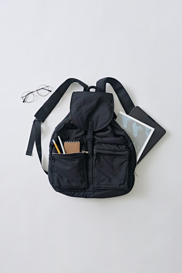 모노 투포켓 라이트 백팩 (블랙)은 일상과 여행 등 다양한 TPO에 활용하기 좋은 가방입니다. 가볍고 튼튼한 나일론 소재로 제작되어 넉넉한 수납공간을 제공하며, 안정적인 구조를 갖추어 소지품을 안전하게 보관할 수 있습니다. 베이직하고 캐주얼한 디자인에 투 포켓 디테일이 더해져 실용성을 높였으며, 미니멀, 클래식 스타일을 선호하는 남성분들에게 적합합니다. 사각형 모양에 지퍼형 잠금 방식으로 편리하게 사용할 수 있습니다.
