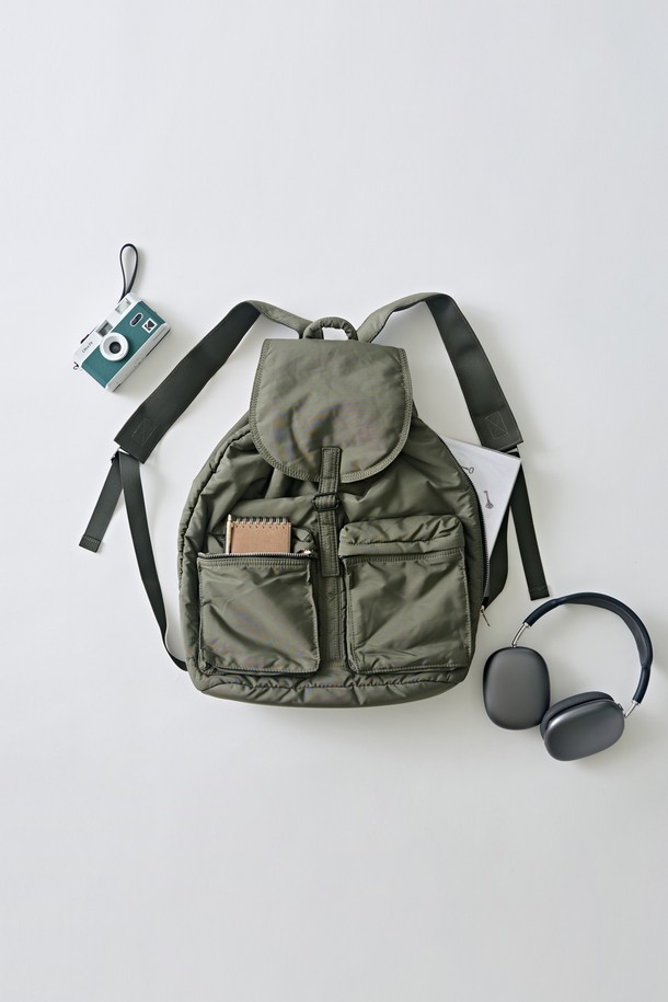 모노 투포켓 라이트 백팩 (카키)는 미니멀한 스타일과 빈티지한 감성을 담은 남성용 백팩입니다. 나일론 소재를 사용하여 가볍고 튼튼하며, 사각 형태에 전면 투 포켓 디자인으로 실용성을 더했습니다. 넉넉한 수납공간과 지퍼형 잠금 방식으로 소지품을 안전하게 보관할 수 있습니다. 출근룩, 여행룩, 캠핑룩 등 다양한 TPO에 활용 가능하며, 캐주얼, 시티보이 스타일을 즐기는 분들께 추천합니다. 심플한 실루엣과 안정적인 구조로 편안하게 사용 가능합니다.
