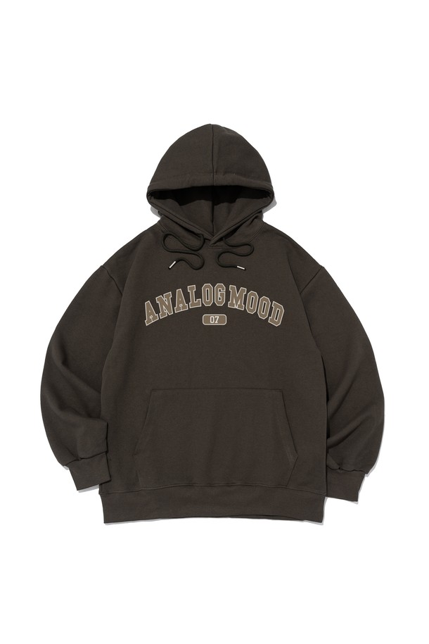 따뜻한 기모 안감으로 포근함을 더한 [기모선택] 아치 로고 후드티셔츠 (카키)입니다. 부드러운 촉감과 두꺼운 두께감으로 가을, 겨울철 넉넉하게 입기 좋습니다. 캐주얼하고 베이직한 스타일로, 일상에서 편안하게 착용할 수 있습니다. 아치 로고 디자인과 세미 오버사이즈 실루엣이 트렌디함을 더합니다. 긴 소매 기장과 후드넥 라인으로 보온성을 높였습니다.
