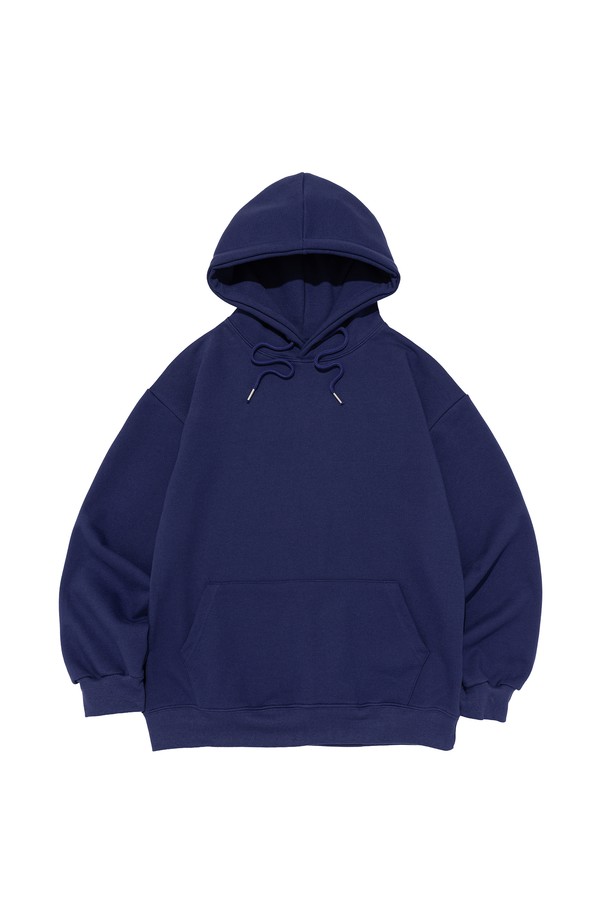 [기모선택] 에센셜 플랜 후드티셔츠 (블루)는 부드러운 촉감의 면, 폴리에스테르 혼방 소재에 기모 안감을 더해 가을과 겨울에 따뜻하게 입을 수 있는 후드 티셔츠입니다. 베이직하고 미니멀한 디자인으로, 일상에서 편안하게 착용하기 좋습니다. 넉넉한 릴랙스핏과 세미 오버핏으로 제작되어 활동성을 높였으며, 레귤러 기장으로 어떤 하의와도 잘 어울립니다. 긴 소매와 무지 패턴, 후드 디자인이 특징이며, 데일리웨어로 내구성이 좋아 오랫동안 착용할 수 있습니다.
