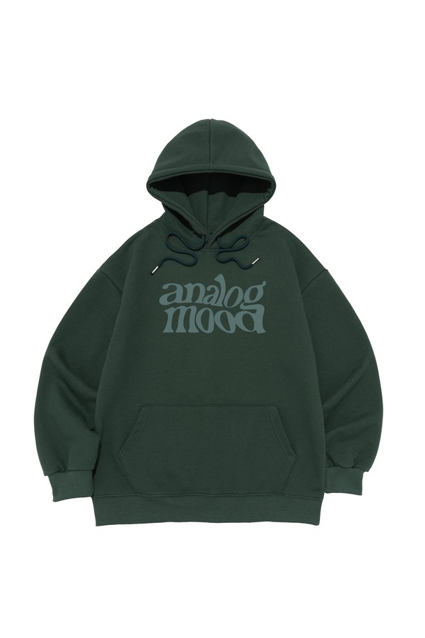 **[기모선택] 웨이브 로고 후드티셔츠 (그린)**

부드러운 촉감의 면, 폴리에스테르 혼방 소재로 제작된 그린 컬러의 후드 티셔츠입니다. 기모 안감으로 포근함을 더하여 가을과 겨울철에 따뜻하게 착용할 수 있습니다. 넉넉한 세미 오버핏으로 편안한 착용감을 선사하며, 데일리 캐주얼룩, 캠핑룩, 집콕룩 등 다양한 스타일을 연출하기 좋습니다. 웨이브 로고가 포인트로 들어가 캐주얼하고 미니멀한 스타일을 완성하며, 세탁 후 변형이 적어 관리 또한 용이합니다. 기모 선택이 가능하여 취향에 맞게 선택할 수 있습니다.
