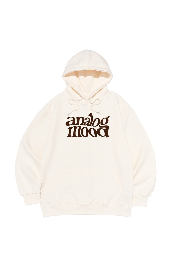 아이보리 컬러의 "[기모선택] 웨이브 로고 후드티셔츠"입니다. 면과 나일론 혼방 소재로 제작되어 편안한 착용감을 선사하며, 안감 기모 처리로 보온성을 높였습니다. 세미 오버핏으로 캐주얼한 스타일을 연출하며, 밴디지 디자인과 웨이브 로고가 특징입니다. 세탁 후 변형이 적어 관리가 용이하며, 집콕룩이나 산책룩은 물론 미니멀, 스트리트 패션에도 잘 어울립니다. 브랜드 이미지를 직관적으로 보여주는 디자인으로 소장 가치를 더했습니다.
