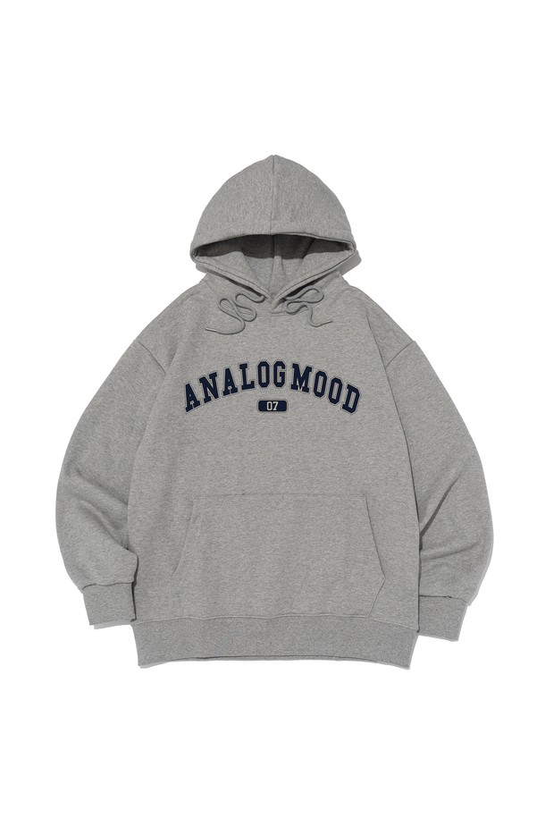 [기모선택] 아치 로고 후드티셔츠 (그레이)는 캐주얼, 미니멀, 스트리트 스타일을 즐기는 분들을 위한 후드 티셔츠입니다. 가을, 겨울 시즌에 어울리는 기모 안감으로 따뜻함을 더했으며, 일상복으로 편안하게 착용하기 좋습니다. 아치 로고 디자인이 돋보이며, 세미 오버사이즈 핏으로 트렌디한 스타일을 연출합니다. 캠핑룩, 집콕룩 등 다양한 TPO에 활용 가능하며, 기본 디자인으로 어떤 하의와도 쉽게 코디할 수 있습니다. 그레이 컬러로 어떤 스타일에도 자연스럽게 녹아듭니다.
