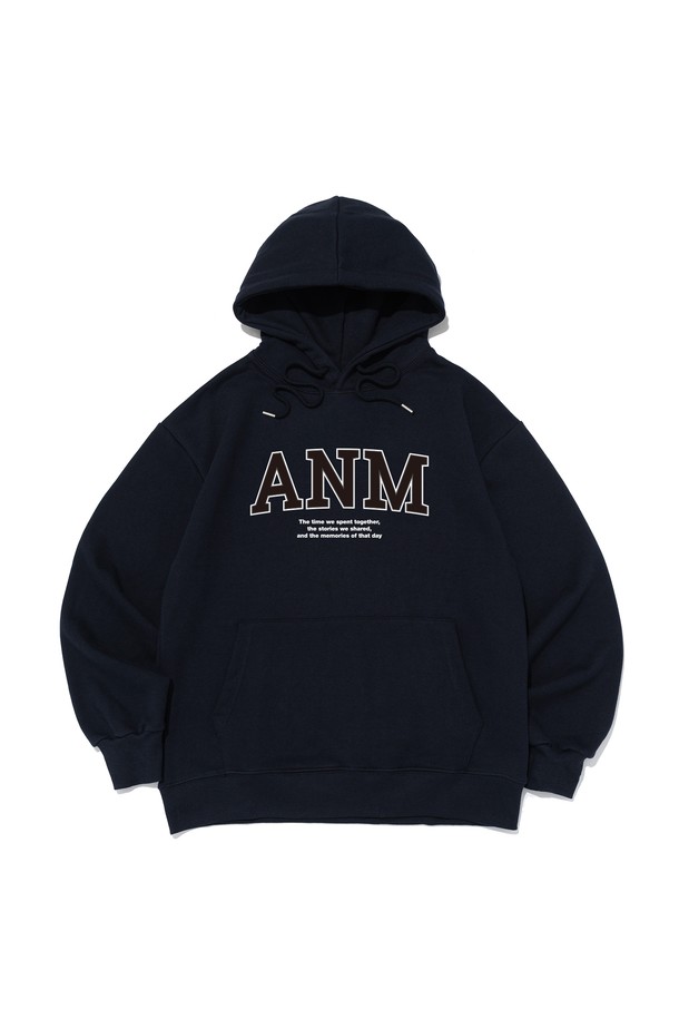 ANM 로고 후드티셔츠 (네이비)는 부드러운 면과 폴리에스테르 혼방 소재로 제작되어 편안한 착용감을 선사합니다. 베이직하고 캐주얼한 스타일로, 봄, 가을, 겨울 모두 활용 가능하며, 일상복으로 적합합니다. 아치형 레터링 디자인과 감성적인 텍스트 포인트가 특징이며, 세미 오버핏으로 트렌디한 핏을 연출합니다. 네이비 컬러의 긴소매 후드티셔츠로, 다양한 스타일링에 활용하기 좋습니다. 내구성이 뛰어나 오랫동안 즐겨 입을 수 있습니다.
