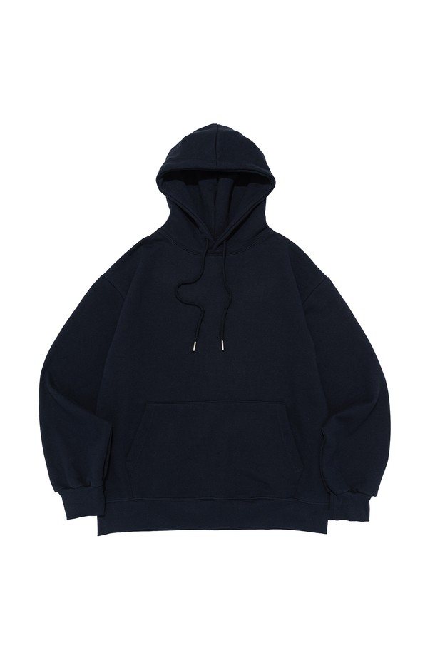 [기모선택] 에센셜 플랜 후드티셔츠 (네이비)는 가을, 겨울 시즌에 어울리는 남녀 공용 후드티셔츠입니다. 베이직하고 미니멀한 스타일로, 일상복으로 활용하기 좋습니다. 부드러운 면, 폴리에스테르 혼방 소재에 기모 안감을 더해 보온성을 높였습니다. 세미 오버핏으로 편안한 착용감을 제공하며, 네이비 컬러와 무지 디자인으로 어떤 스타일에도 쉽게 매치할 수 있습니다. 기모 옵션을 선택하여 더욱 따뜻하게 착용할 수 있는 에센셜 라인 후드티셔츠입니다.
