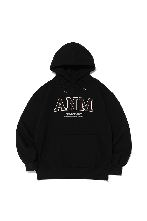 ANM 로고 후드티셔츠 (블랙)는 일상과 스트릿 스타일을 아우르는 공용 후드티셔츠입니다. 부드러운 면과 폴리에스테르 혼방 소재로 제작되어 봄, 가을, 겨울 모두 착용하기 좋습니다. 세미 오버핏으로 편안한 착용감을 선사하며, 아치형 레터링 디자인과 감성 텍스트 포인트가 특징입니다. 블랙 컬러에 긴 소매, 후드 디자인으로 캐주얼하고 미니멀한 스타일을 연출하기 좋습니다.

