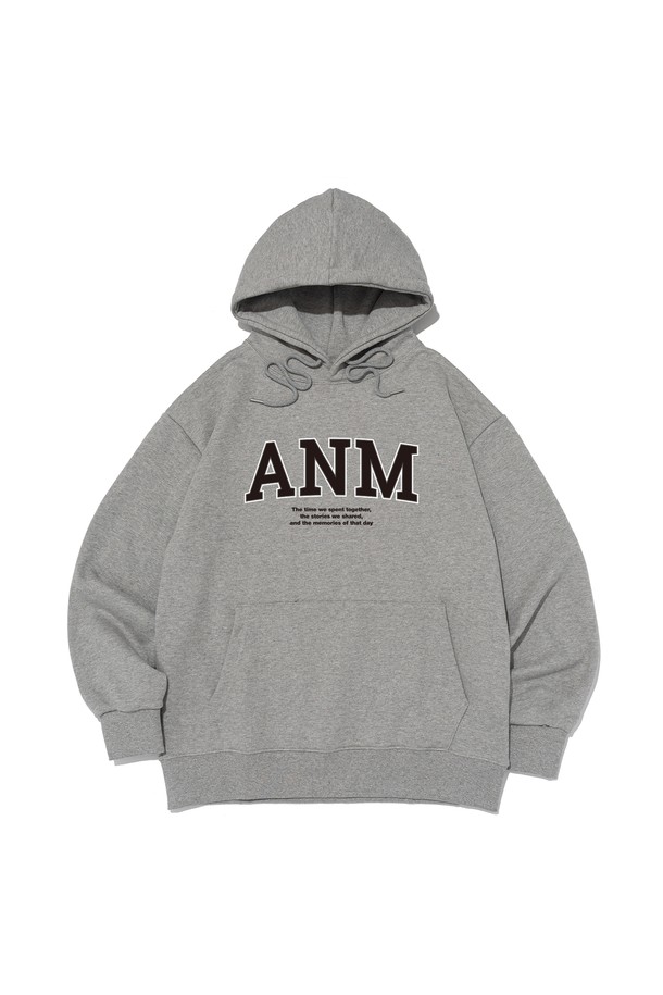 ANM 로고 후드티셔츠 (그레이)는 부드러운 면 폴리에스터 혼방 소재로 제작되어 편안한 착용감을 선사합니다. 베이직한 스타일의 후드티셔츠로 일상복으로 활용하기 좋으며, 아치형 레터링 디자인과 ANM 로고가 특징입니다. 세미 오버핏으로 제작되어 트렌디한 핏을 연출하며, 그레이 컬러를 포함한 5가지 다채로운 색상으로 만나볼 수 있습니다. 긴 소매 기장으로 간절기부터 겨울까지 폭넓게 활용 가능하며, 캐주얼 및 미니멀 스타일을 즐겨 입는 분들께 추천합니다.
