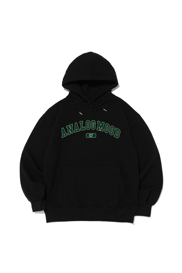 [기모선택] 아치 로고 후드티셔츠 (블랙)는 캐주얼하고 미니멀한 스타일을 추구하는 분들을 위한 데일리 아이템입니다. 부드러운 촉감의 면 소재에 기모 안감을 더해 가을, 겨울 시즌 따뜻하게 착용할 수 있습니다. 세미 오버핏으로 편안한 착용감을 선사하며, 아치 로고 디자인이 돋보이는 후드티셔츠입니다. 긴 소매 기장과 두꺼운 두께감으로 보온성을 높였으며, 일상생활에서 폭넓게 활용하기 좋습니다. 블랙 컬러로 어떤 하의와도 쉽게 매치하여 캐주얼한 무드를 연출할 수 있습니다.
