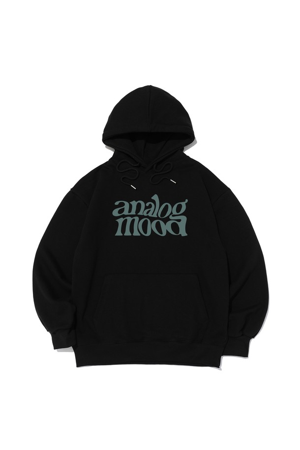 **[기모선택] 웨이브 로고 후드티셔츠 (블랙/민트)**

부드러운 기모 안감으로 포근함을 더한 후드 티셔츠입니다. 블랙과 민트 두 가지 색상으로 제공되며, 캐주얼한 웨이브 로고 디자인이 특징입니다. 세미 오버핏으로 편안한 착용감을 선사하며, 집콕룩이나 산책룩 등 다양한 TPO에 활용하기 좋습니다. 면, 폴리에스테르 혼방 소재로 제작되어 관리가 용이하며, 세탁 후 변형이 적습니다. 미니멀, 스트리트 스타일을 즐기는 분들께 추천합니다.
