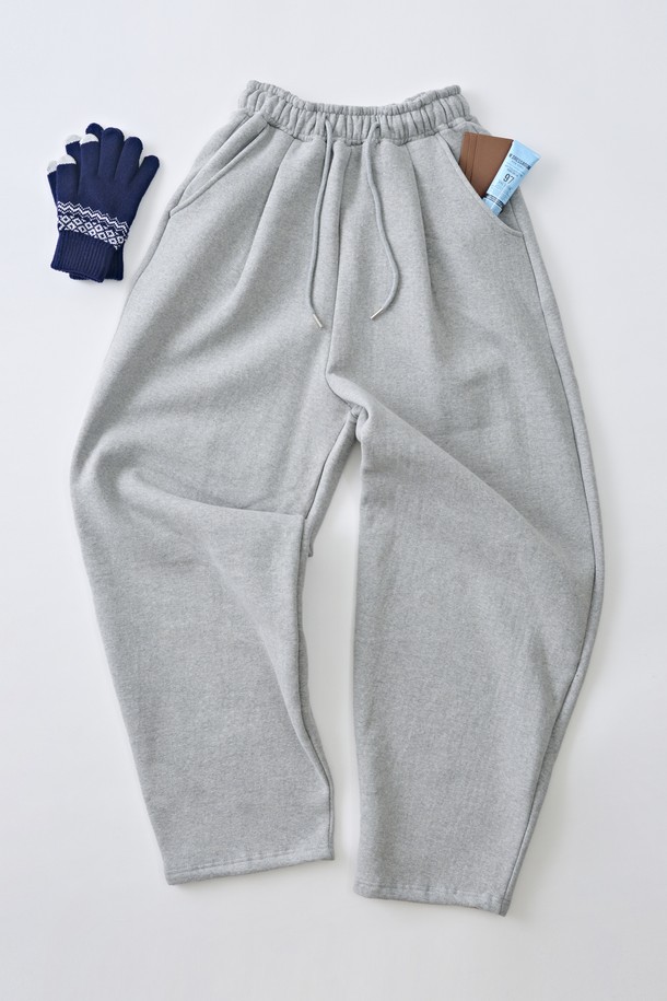 부드러운 촉감의 소프트 커브드 기모 스웨트팬츠 (그레이)입니다. 넉넉한 와이드, 루즈, 커브드 핏으로 편안한 착용감을 선사하며, 겨울, 가을 시즌에 따뜻하게 입을 수 있습니다. 안감은 기모 처리되어 보온성을 높였으며, 허리 밴딩과 스트링으로 조절 가능하고, 실용적인 포켓 디테일이 있습니다. 일상, 캐주얼룩은 물론, 집콕룩, 산책룩, 여행룩 등 다양한 TPO에 활용 가능하며, 캐주얼, 미니멀, 클래식 스타일을 즐겨 입는 분들께 추천합니다.
